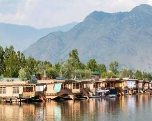 Best-Places-to-Visit-in-Kashmir-Dal-Lake-scaled (1)