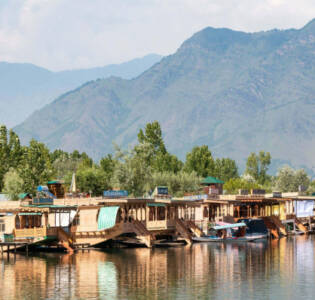 Best-Places-to-Visit-in-Kashmir-Dal-Lake-scaled (2)